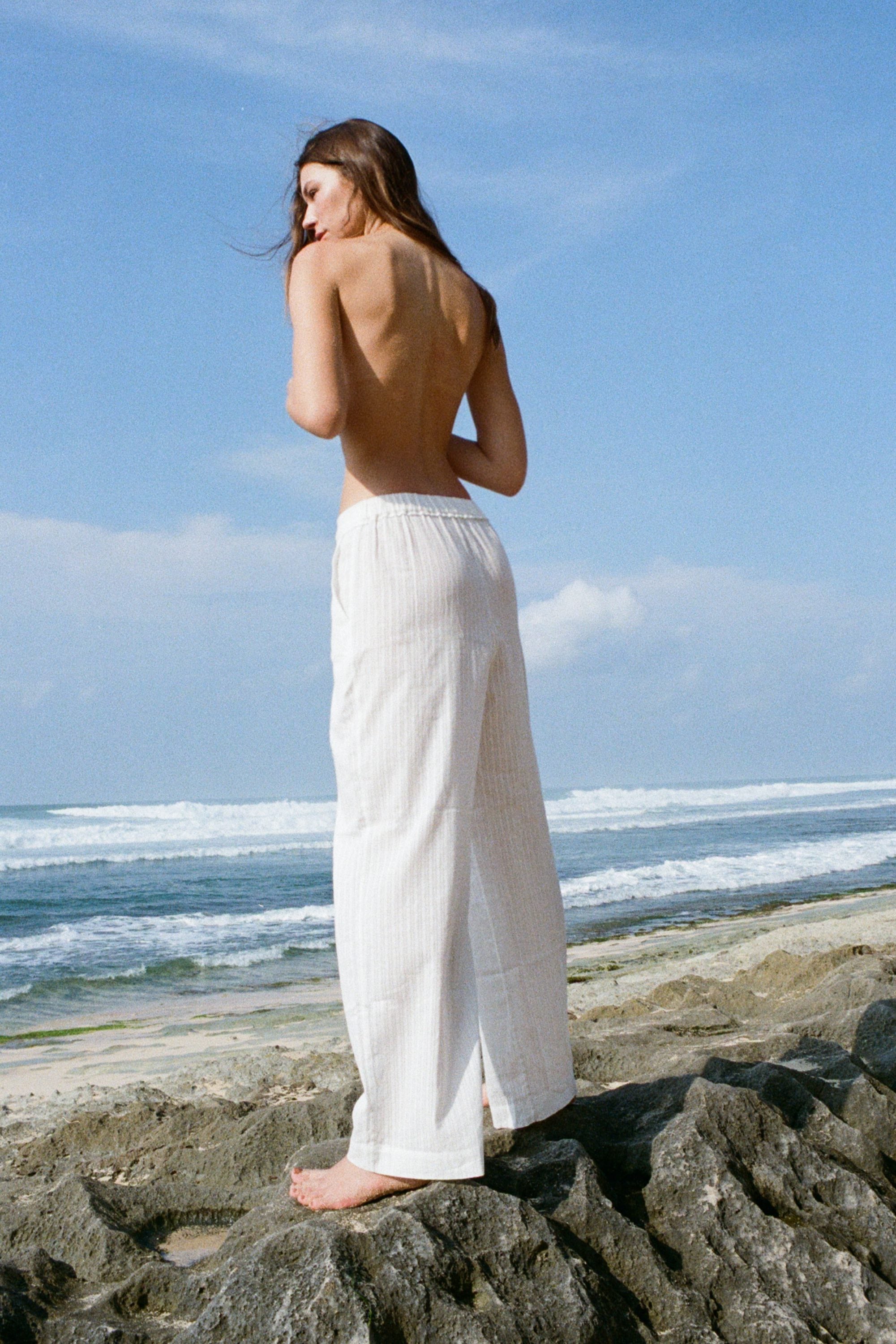 Perfect for women searching for:
luxury linen trousers for women, elegant white wide-leg pants, relaxed summer resort trousers, premium lightweight palazzo pants, quiet luxury vacation wardrobe, breathable linen blend womenswear.
