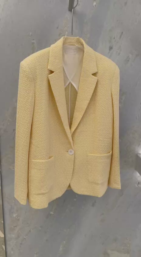 Elegant summer jacket with daisy embroidery.