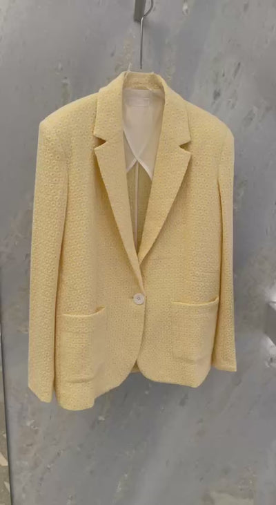 Elegant summer jacket with daisy embroidery.