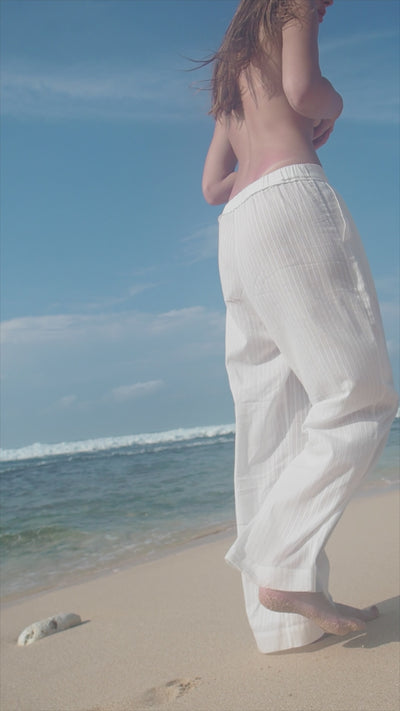 The shirt is cut in a relaxed silhouette with side seams finished by delicate button detailing. Fast delivery to Singapore and Dubai. 